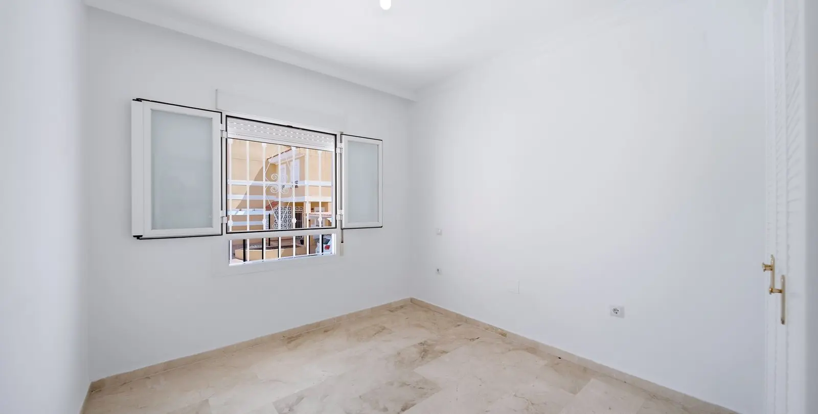 Venta de adosado en La Duquesa 19