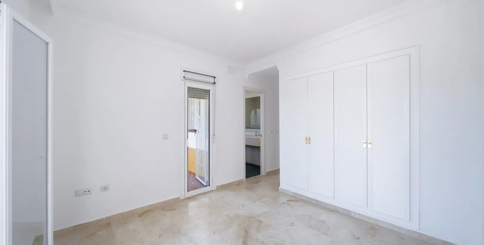 Venta de adosado en La Duquesa 25