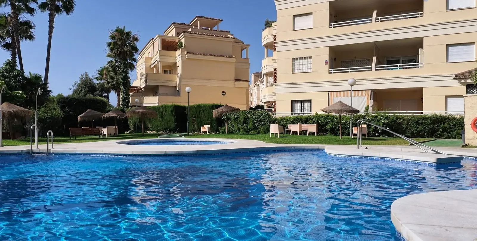 Venta de apartamento en planta media en Torrequebrada 1