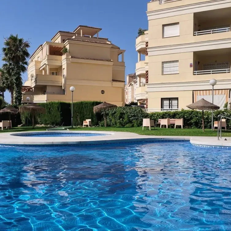 Venta de apartamento en planta media en Torrequebrada