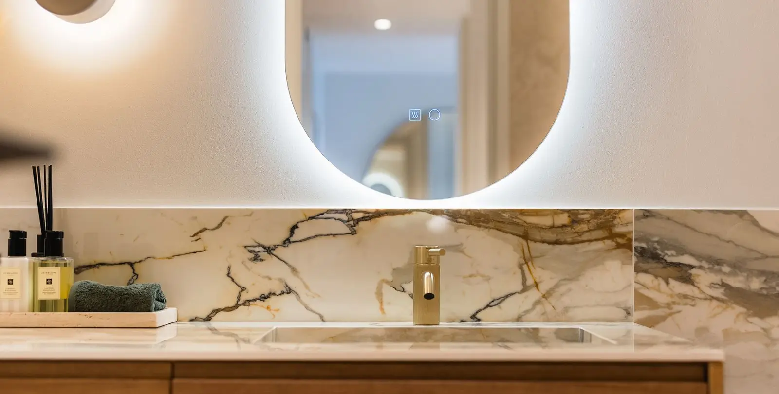 Venta de apartamento en planta media en The Golden Mile 19