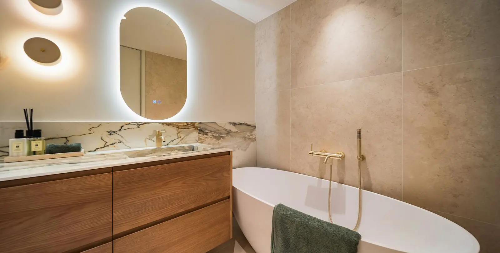 Venta de apartamento en planta media en The Golden Mile 20