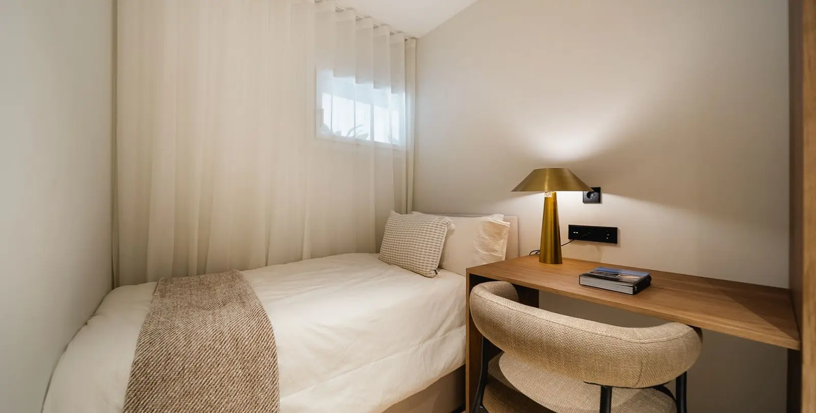 Venta de apartamento en planta media en The Golden Mile 22
