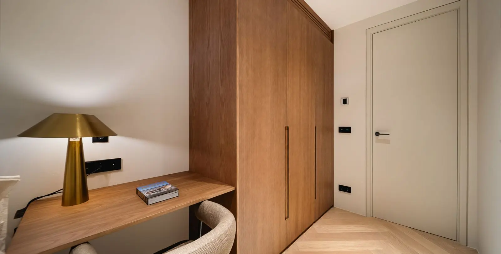 Venta de apartamento en planta media en The Golden Mile 23