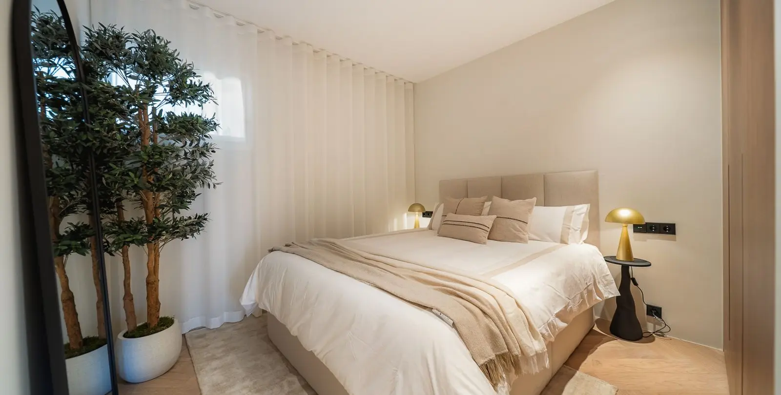 Venta de apartamento en planta media en The Golden Mile 24