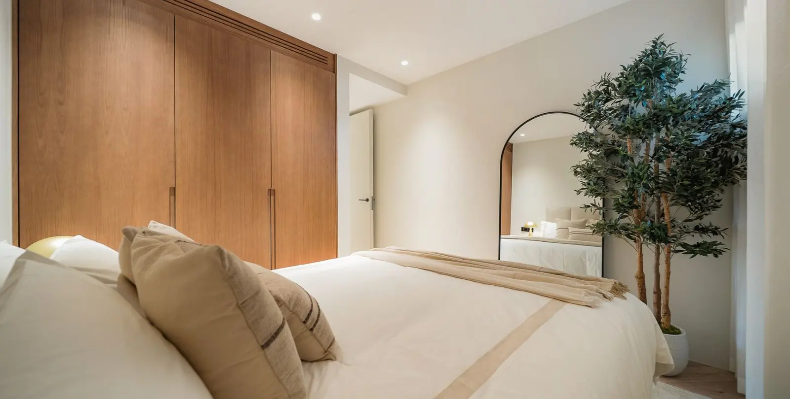 Venta de apartamento en planta media en The Golden Mile 25