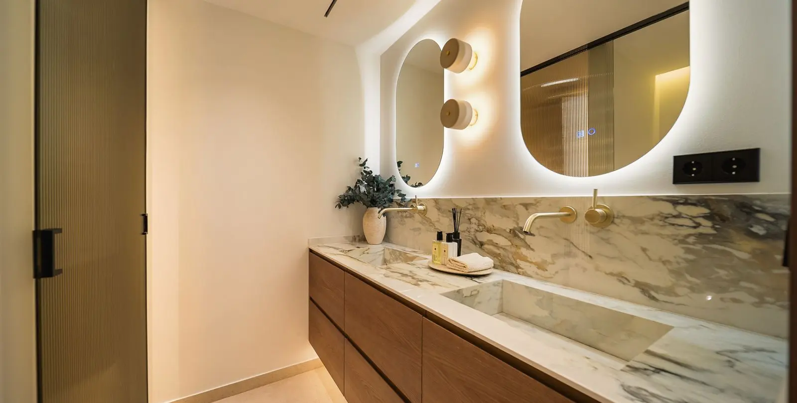 Venta de apartamento en planta media en The Golden Mile 26