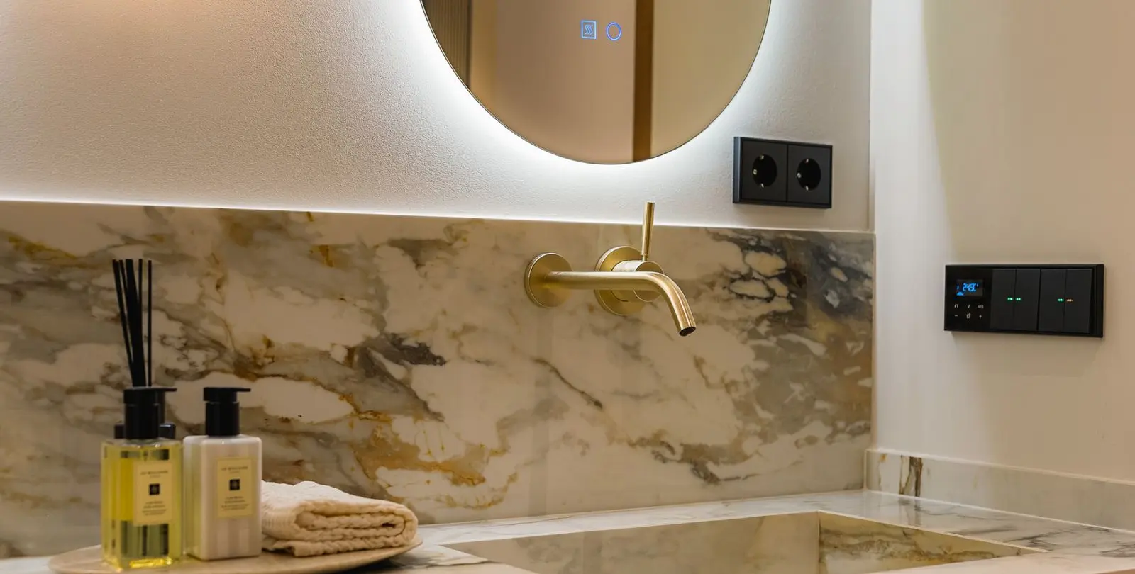 Venta de apartamento en planta media en The Golden Mile 27