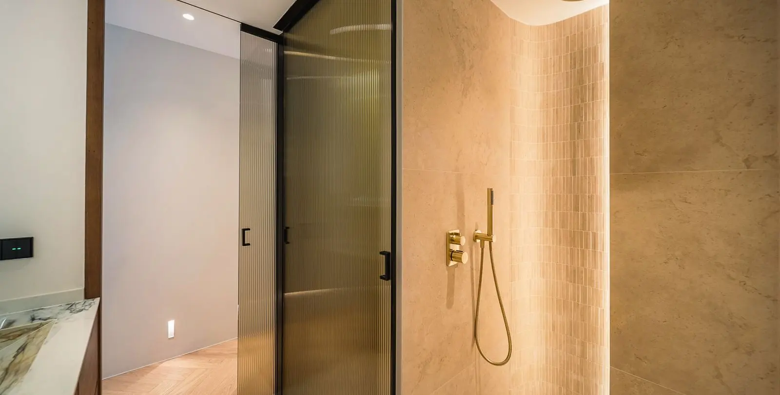 Venta de apartamento en planta media en The Golden Mile 28