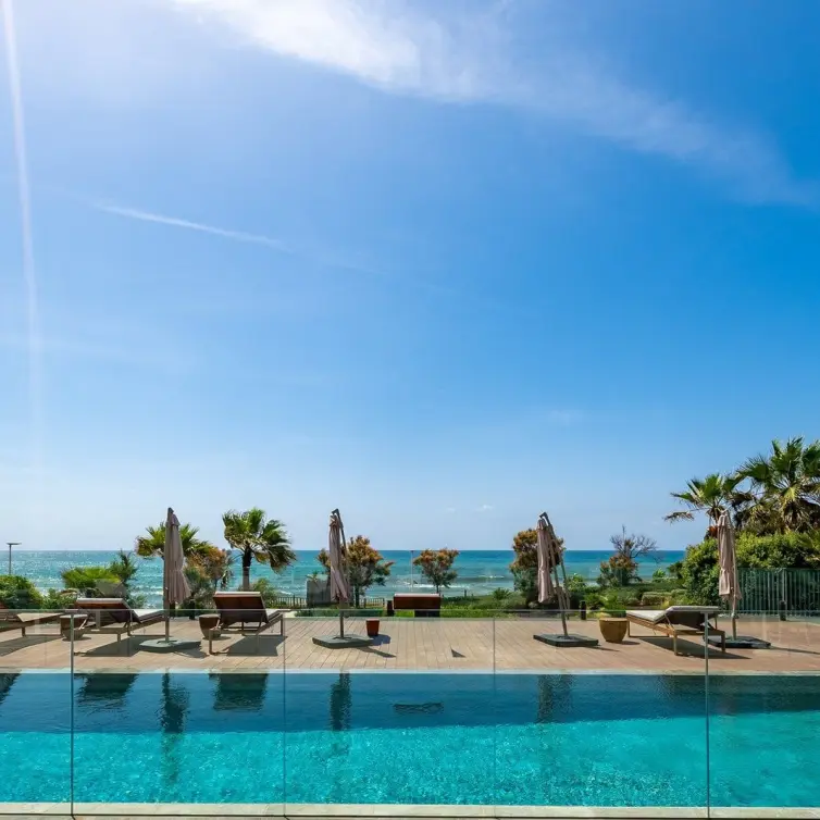 Продажа апартаментов на среднем этаже в Estepona