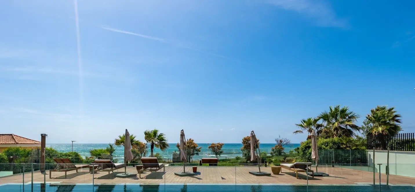 Продажа апартаментов на среднем этаже в Estepona 0