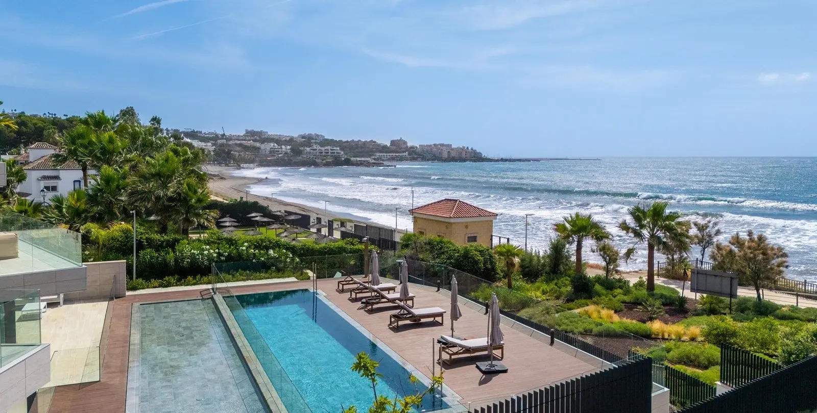 Venta de apartamento en planta media en Estepona 2
