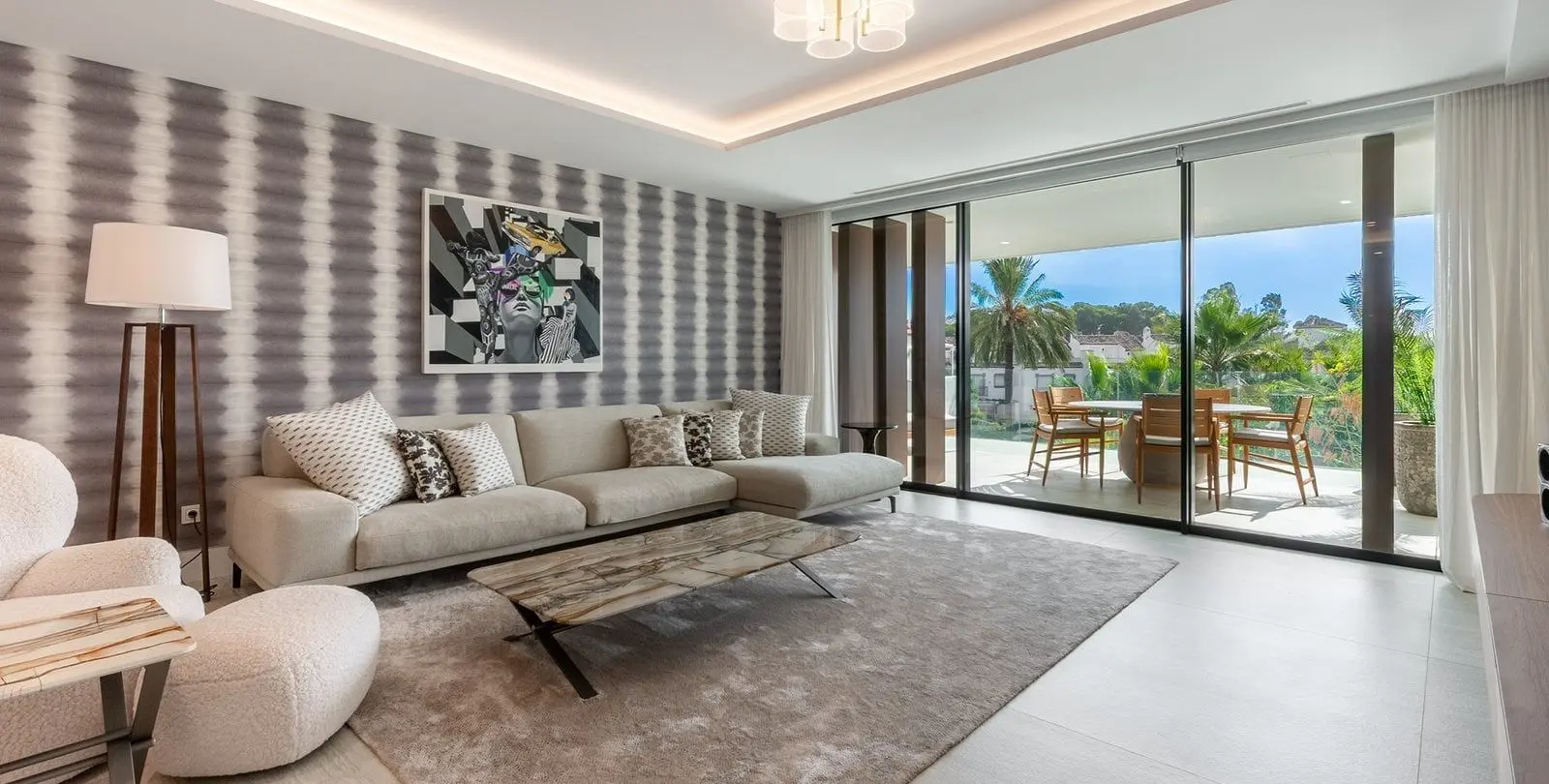 Venta de apartamento en planta media en Estepona 4