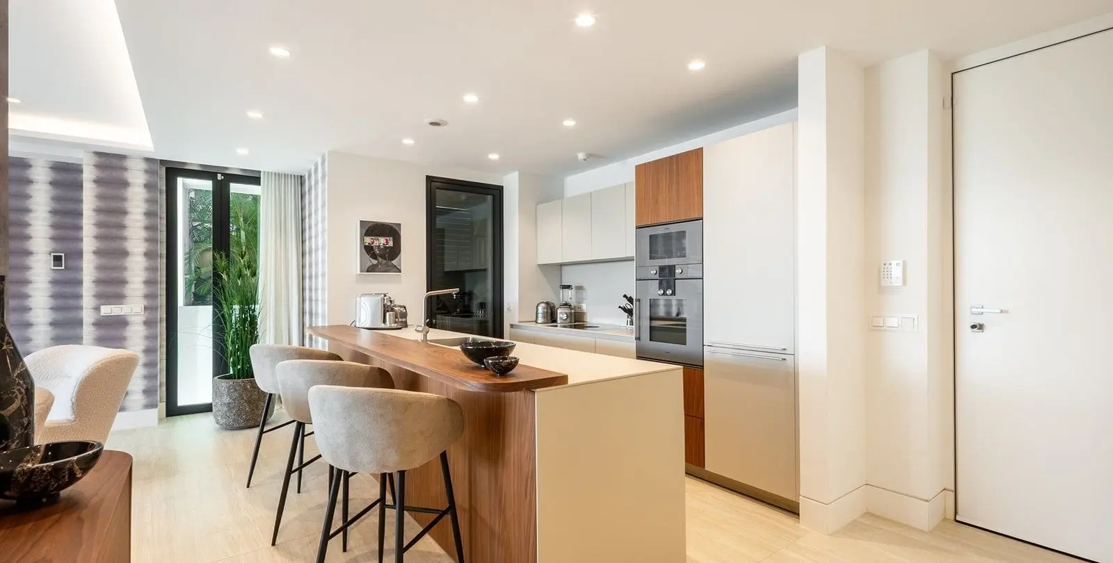 Venta de apartamento en planta media en Estepona 11