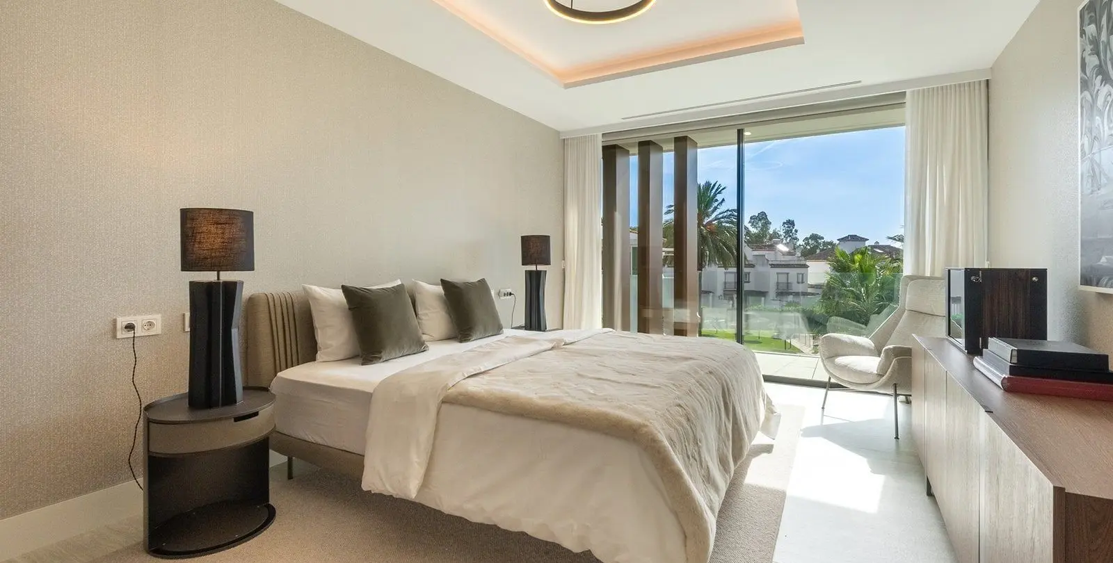 Venta de apartamento en planta media en Estepona 13