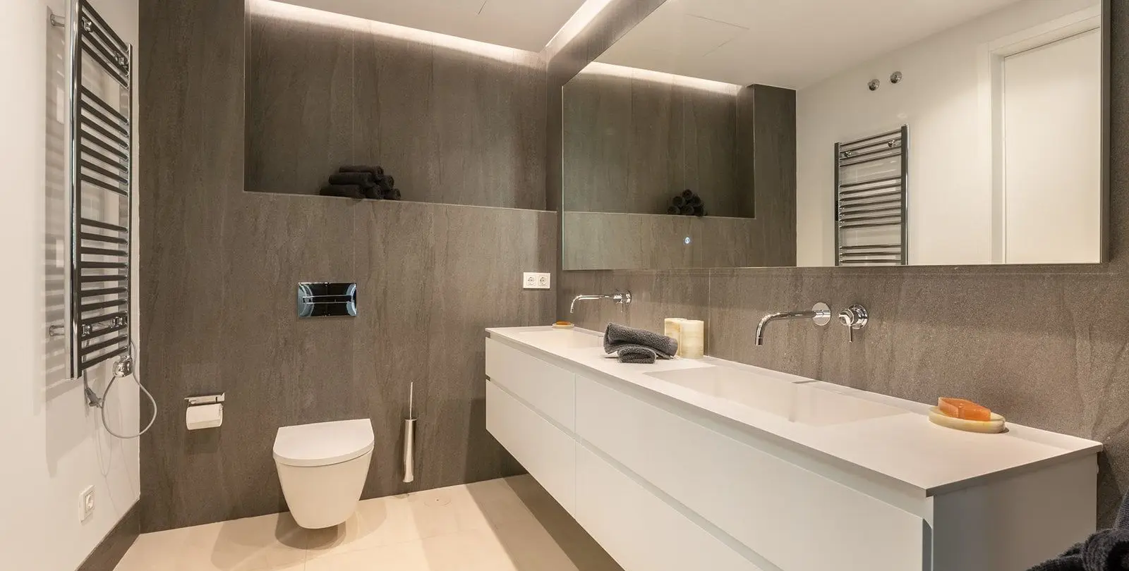 Venta de apartamento en planta media en Estepona 16