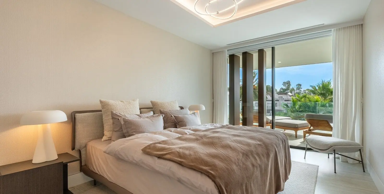 Venta de apartamento en planta media en Estepona 17