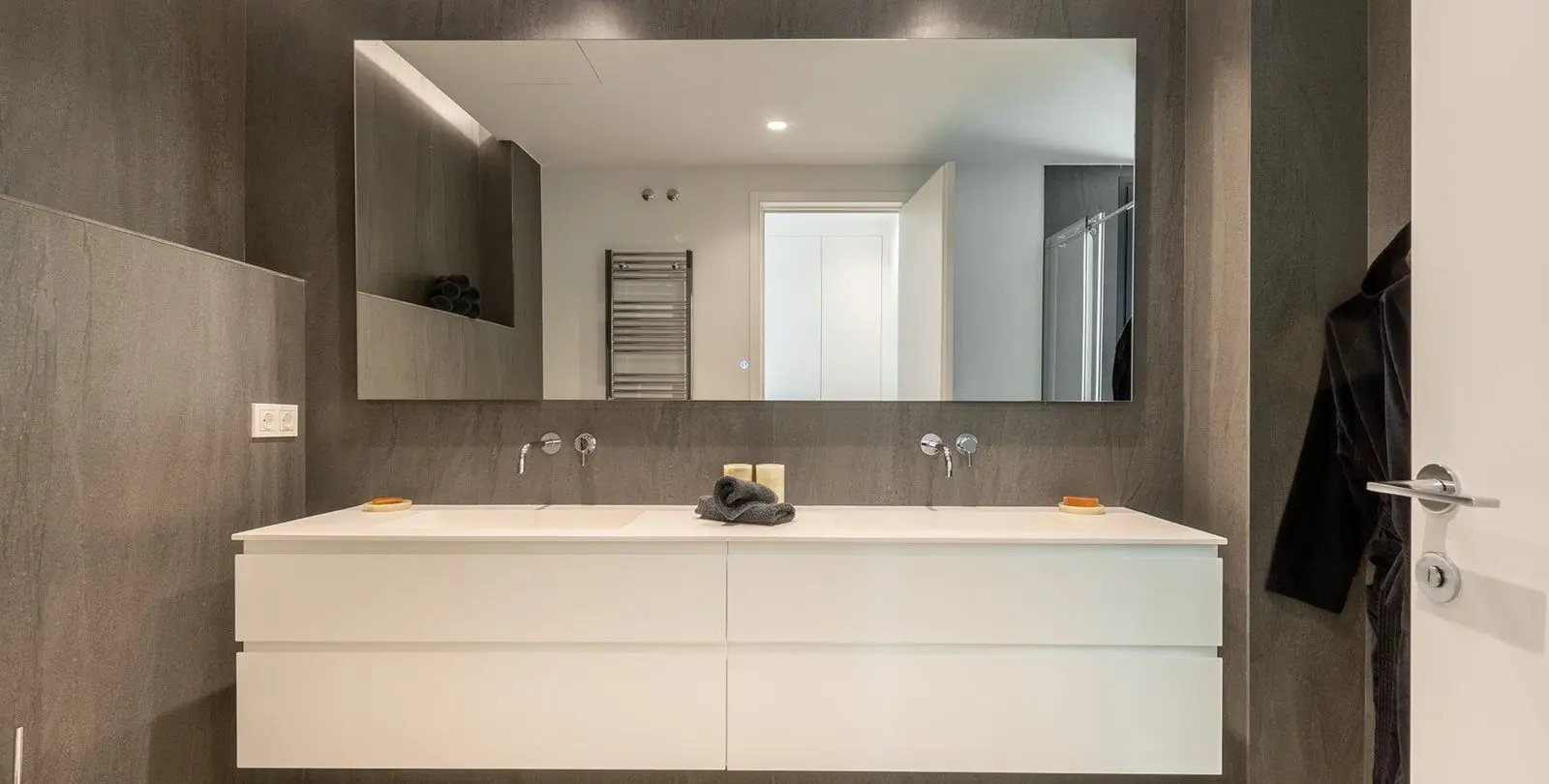 Venta de apartamento en planta media en Estepona 19
