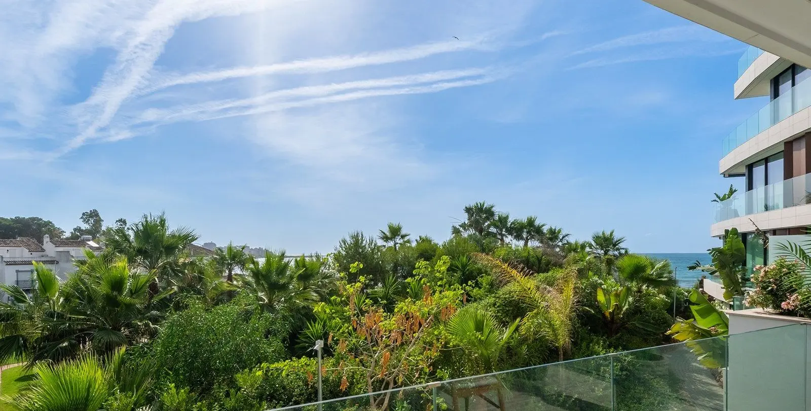 Venta de apartamento en planta media en Estepona 22