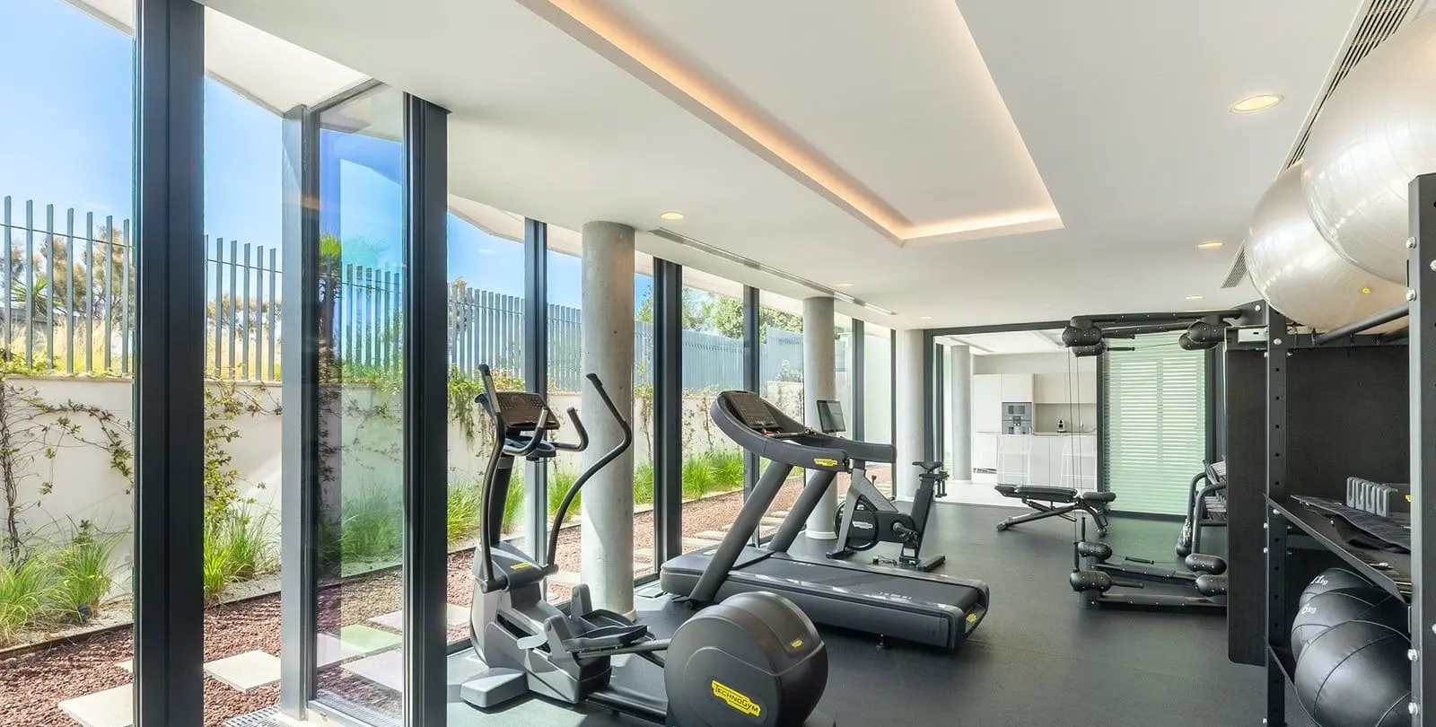 Venta de apartamento en planta media en Estepona 25