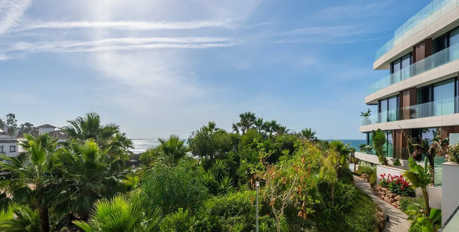 Venta de apartamento en planta media en Estepona 30