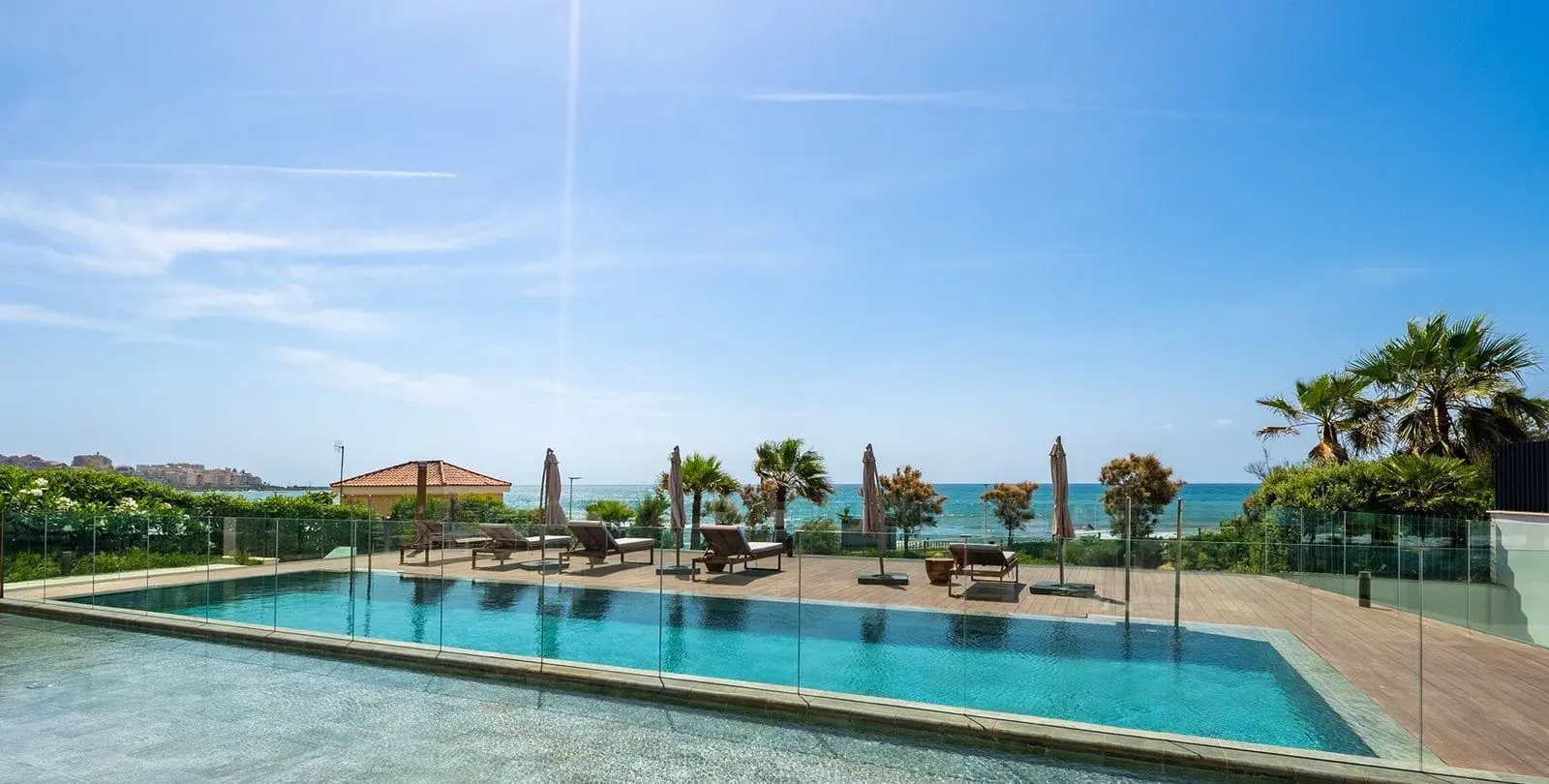 Venta de apartamento en planta media en Estepona 32