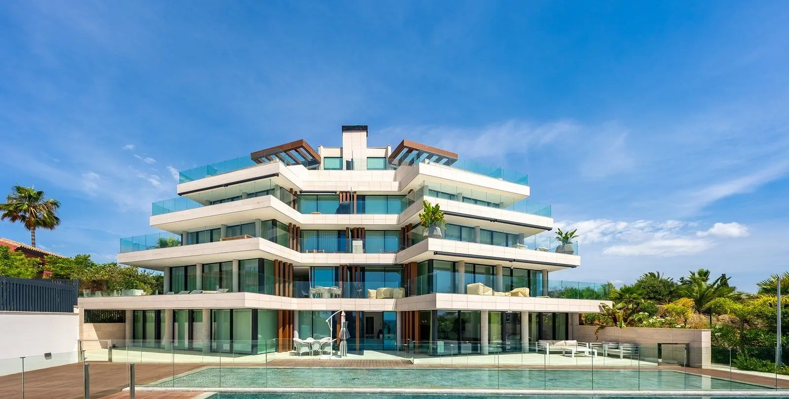 Venta de apartamento en planta media en Estepona 35