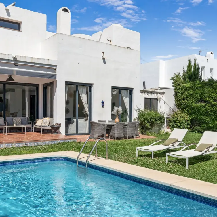 Venta de villa independiente en Nueva Andalucía