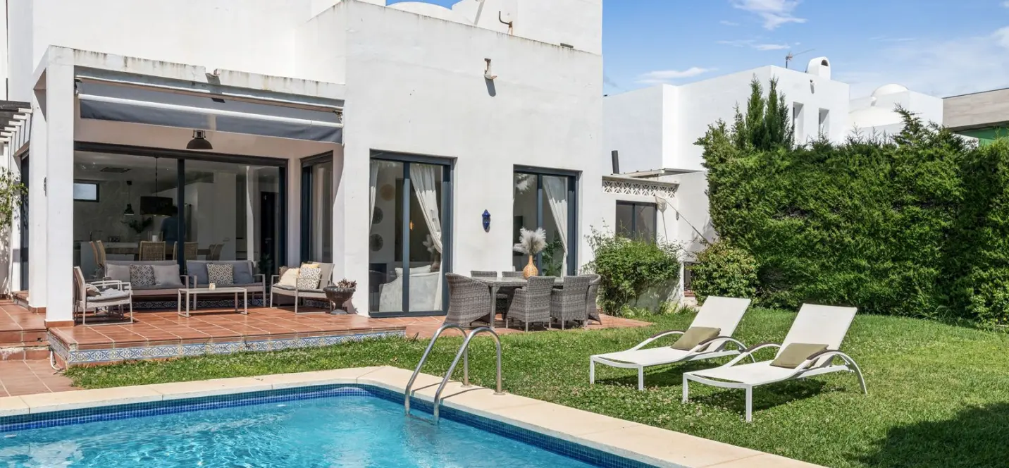 Venta de villa independiente en Nueva Andalucía 0
