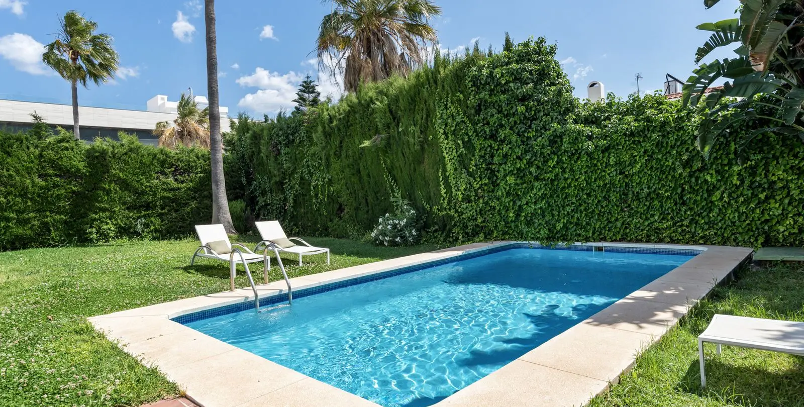 Venta de villa independiente en Nueva Andalucía 18