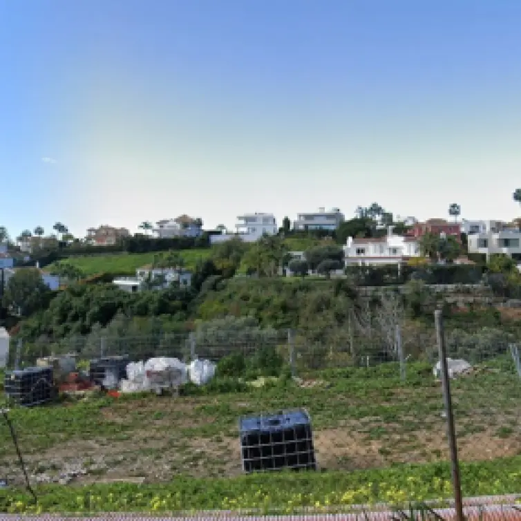 Venta de parcela residencial en Nueva Andalucía