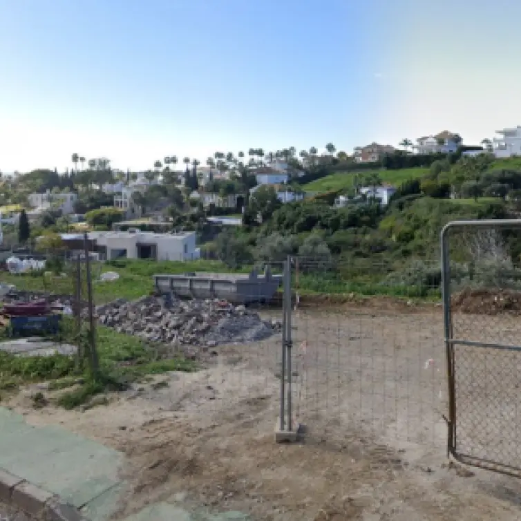 Venta de parcela residencial en Nueva Andalucía