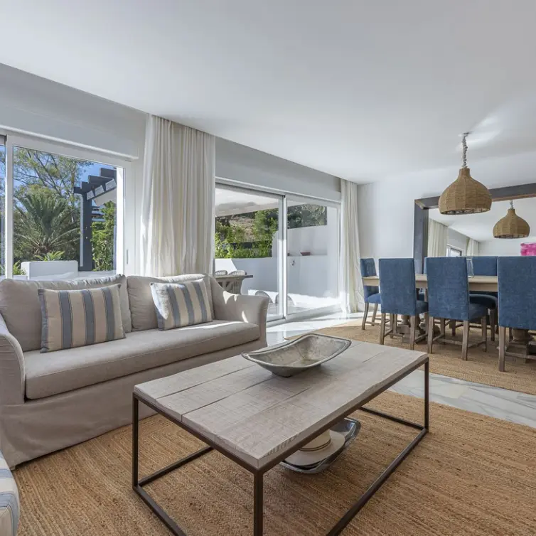 Long-term rent of middle floor apartment in The Golden Mile