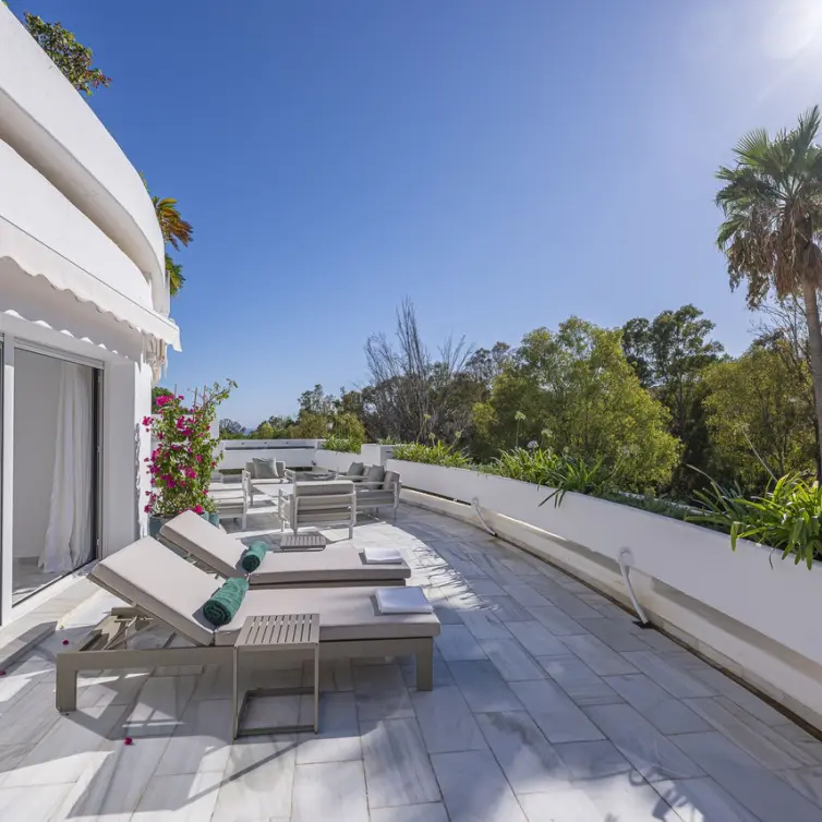 Long-term rent of middle floor apartment in The Golden Mile