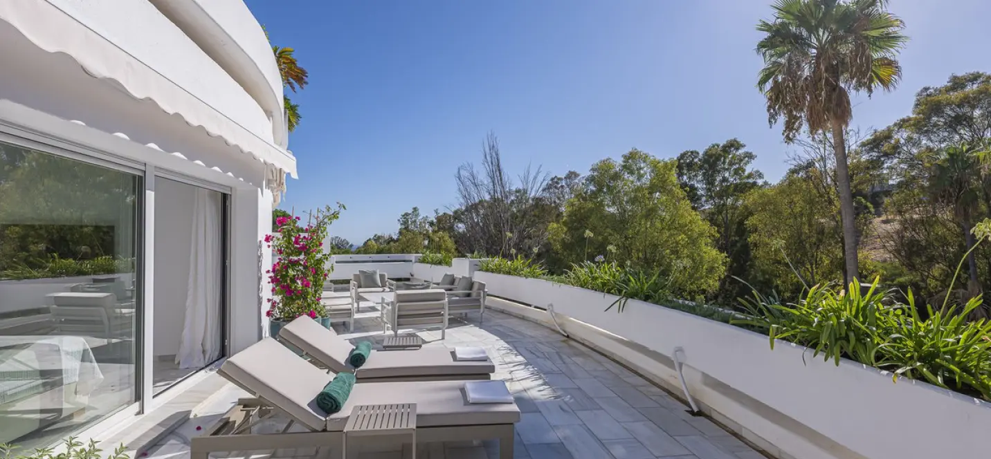 Long-term rent of middle floor apartment in The Golden Mile 2