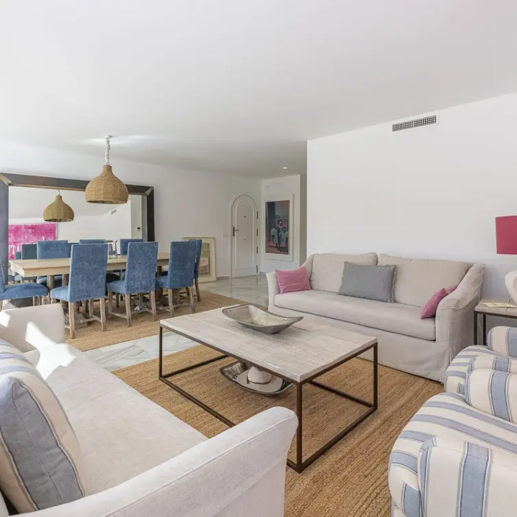 Long-term rent of middle floor apartment in The Golden Mile