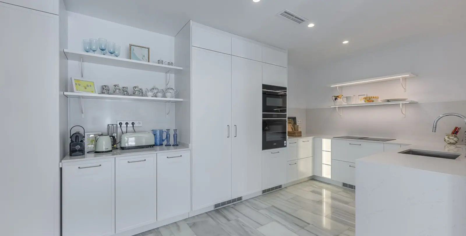 Long-term rent of middle floor apartment in The Golden Mile 9