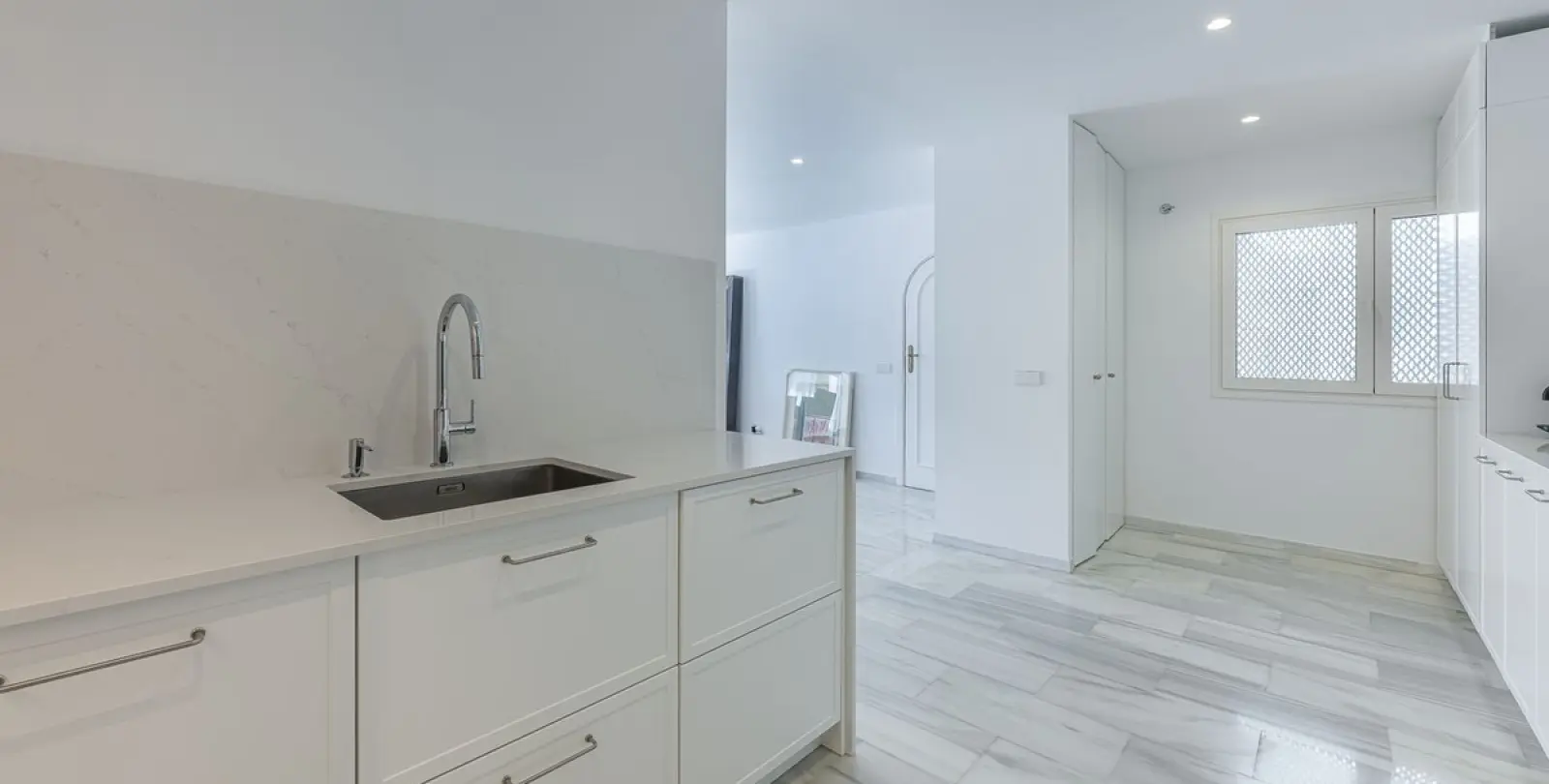 Long-term rent of middle floor apartment in The Golden Mile 11