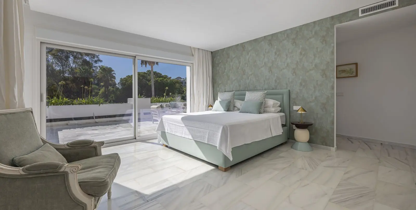 Long-term rent of middle floor apartment in The Golden Mile 13