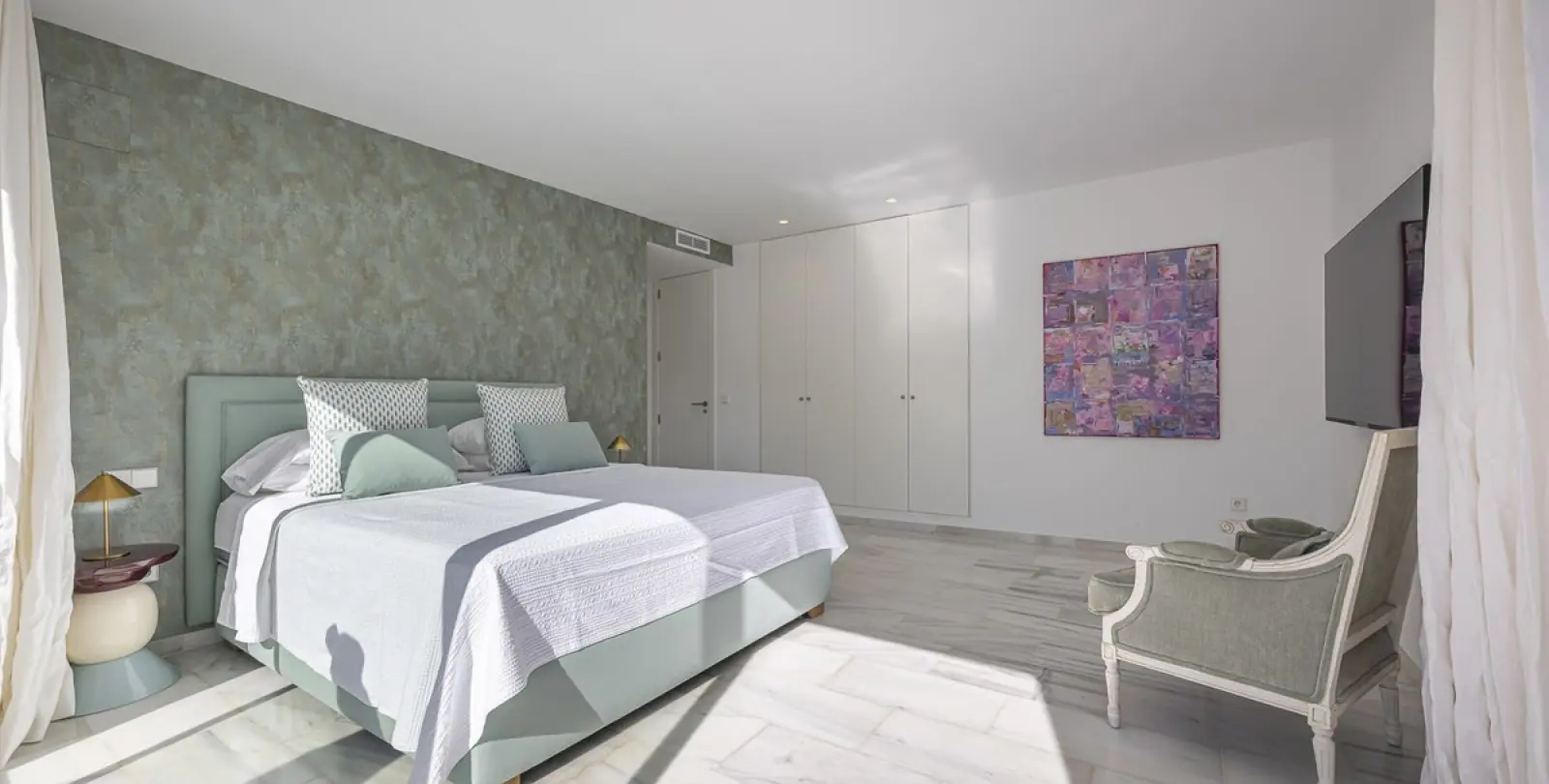Long-term rent of middle floor apartment in The Golden Mile 14