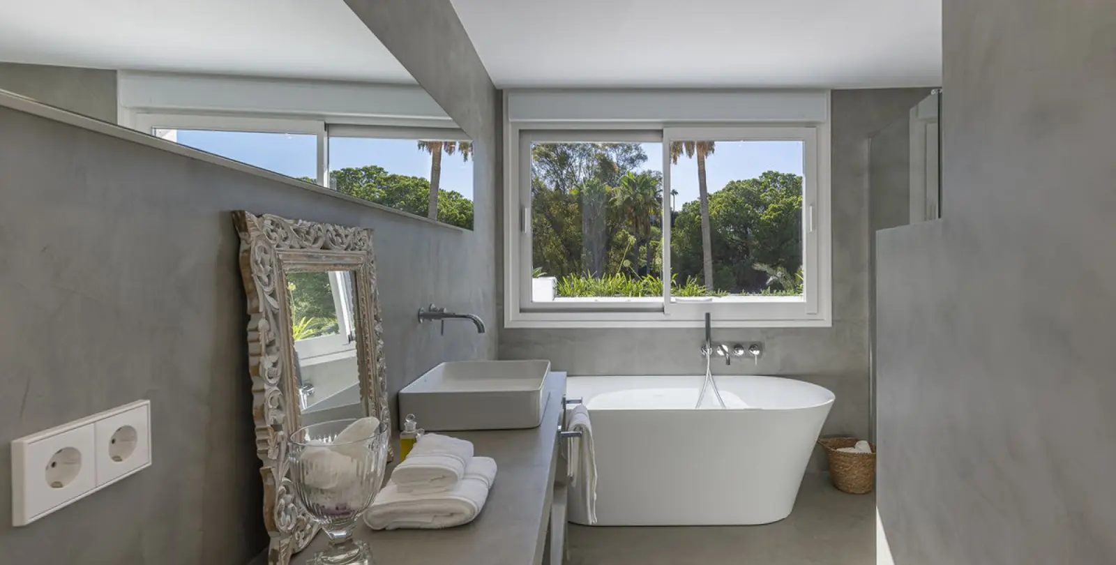 Long-term rent of middle floor apartment in The Golden Mile 16