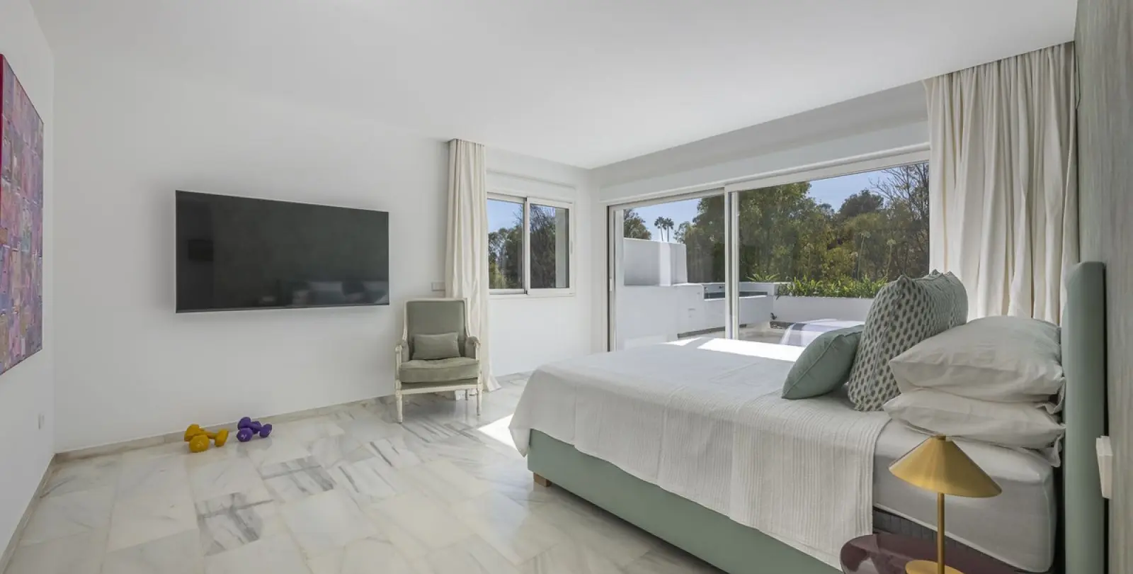 Long-term rent of middle floor apartment in The Golden Mile 18