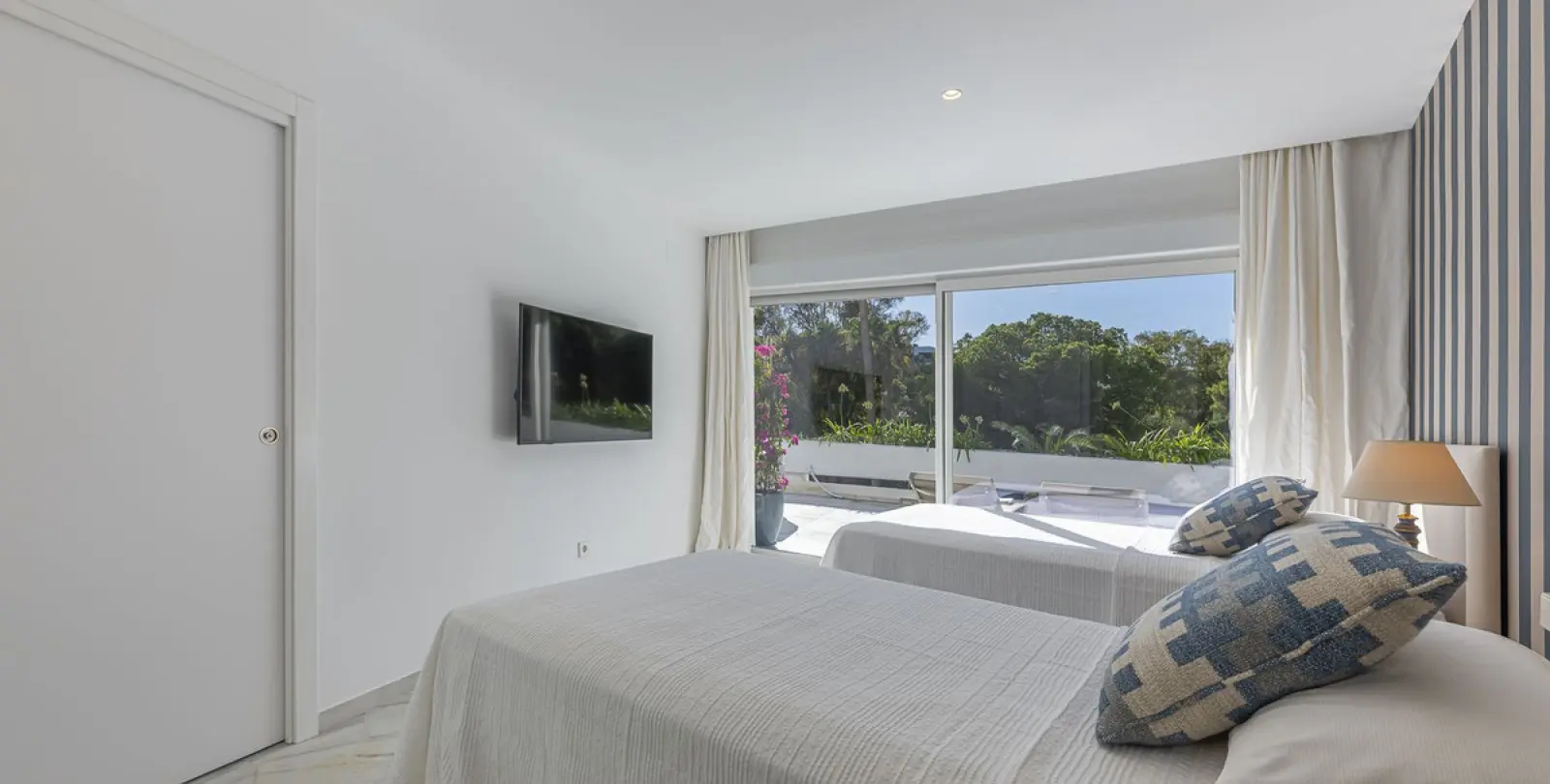 Long-term rent of middle floor apartment in The Golden Mile 20