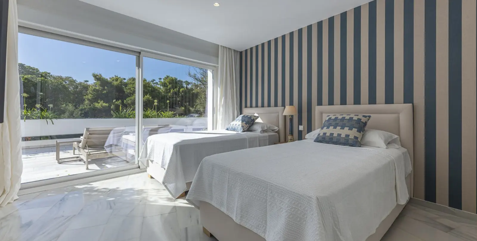 Long-term rent of middle floor apartment in The Golden Mile 21