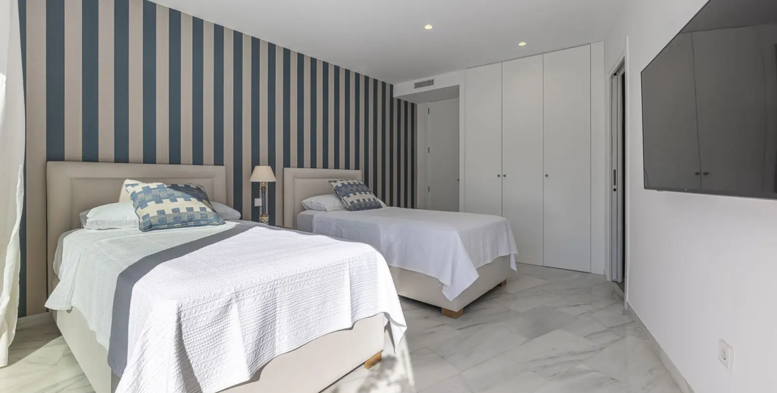 Long-term rent of middle floor apartment in The Golden Mile 22