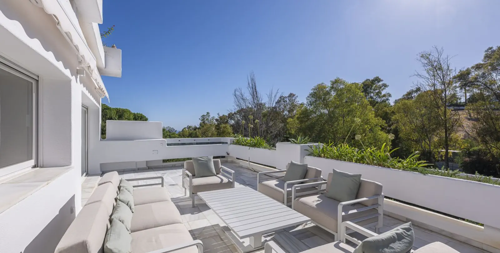 Long-term rent of middle floor apartment in The Golden Mile 25
