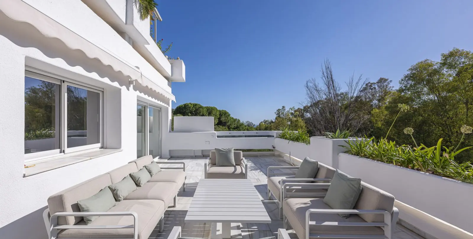 Long-term rent of middle floor apartment in The Golden Mile 26