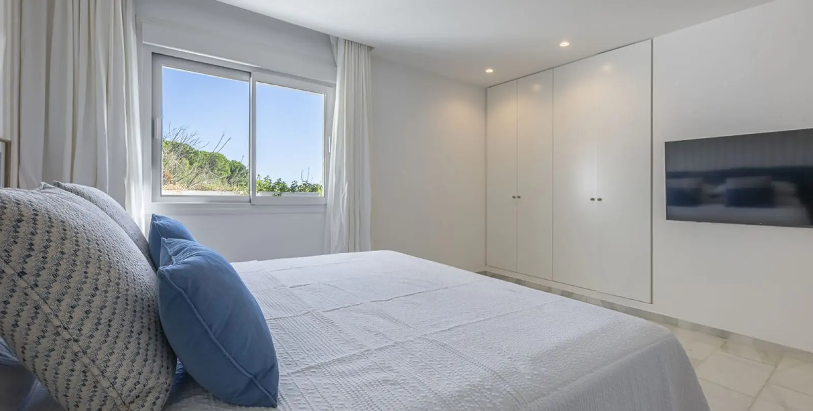 Long-term rent of middle floor apartment in The Golden Mile 30