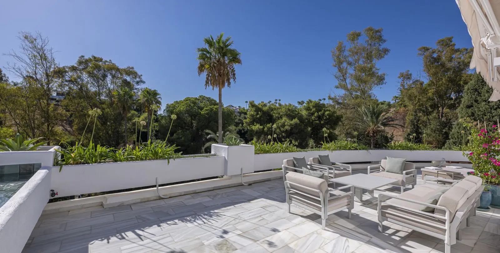 Long-term rent of middle floor apartment in The Golden Mile 35