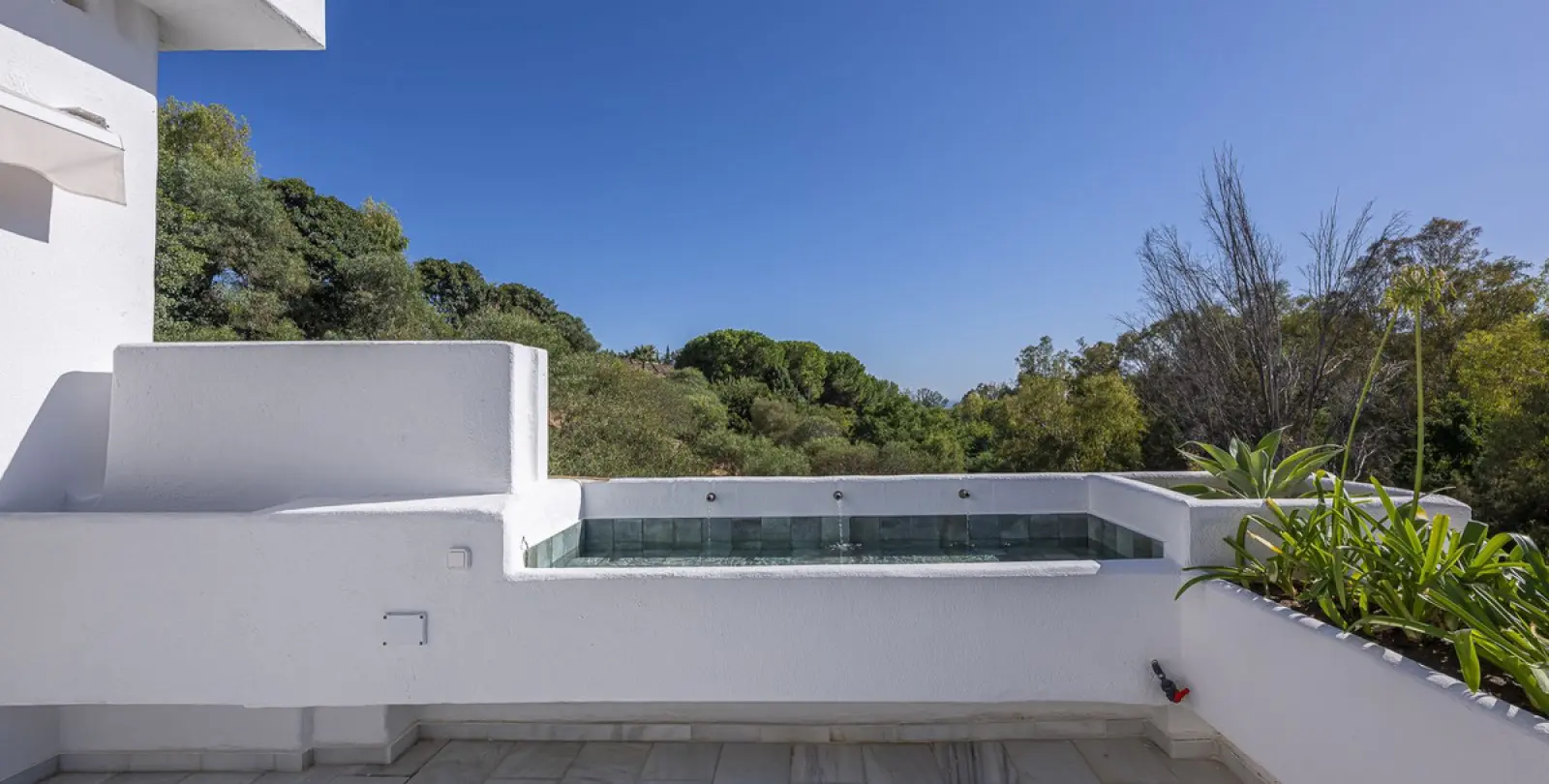 Long-term rent of middle floor apartment in The Golden Mile 36